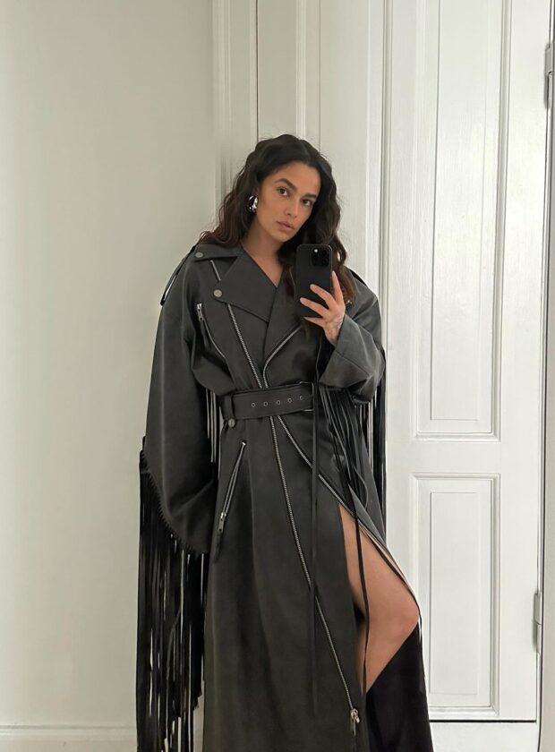 tendências para incorporar look country: jaqueta de couro com franjas e outras roupas com franjas