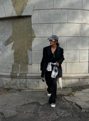 looks com calça de alfaiataria: com camisa xadrez na cintura e boné