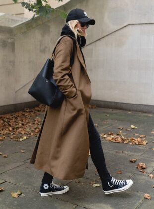 looks com jeans skinny: calça preta com all star, moletom e boné preto