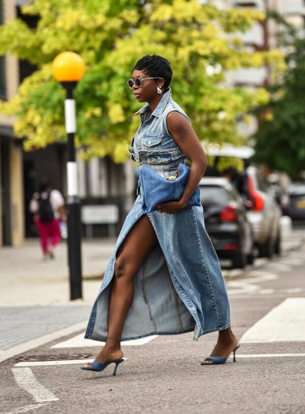 looks monocromáticos: como usar all denim no verão