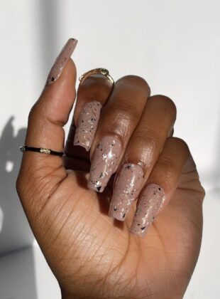 unha decorada nude: efeito pedra metalizado