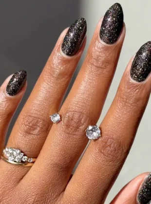 unhas pretas com glitter: glitter furta cor dourado e rosa