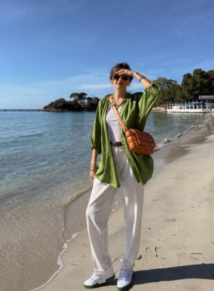 looks com calça social: camisa de linho verde e tênis casual