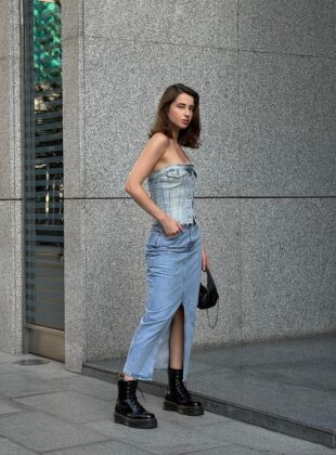 looks com coturno preto: saia jeans longa e tomara que caia jeans