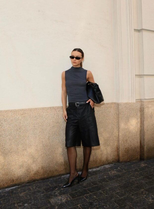 looks em tons neutros: bermuda de couro com meia-calça preta