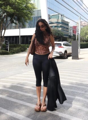 sandália flatform de oncinha com legging capri e blusa de animal print