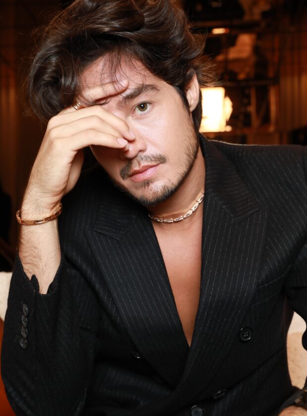Tiago Iorc escolhe ícones da Bulgari e prova que joias para os homens são um hit também.