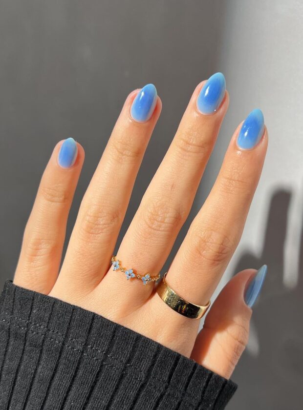 unha almond curta azul com efeito aura nails