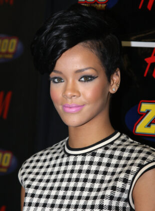 batons nostálgicos: rihanna usa snob da mac