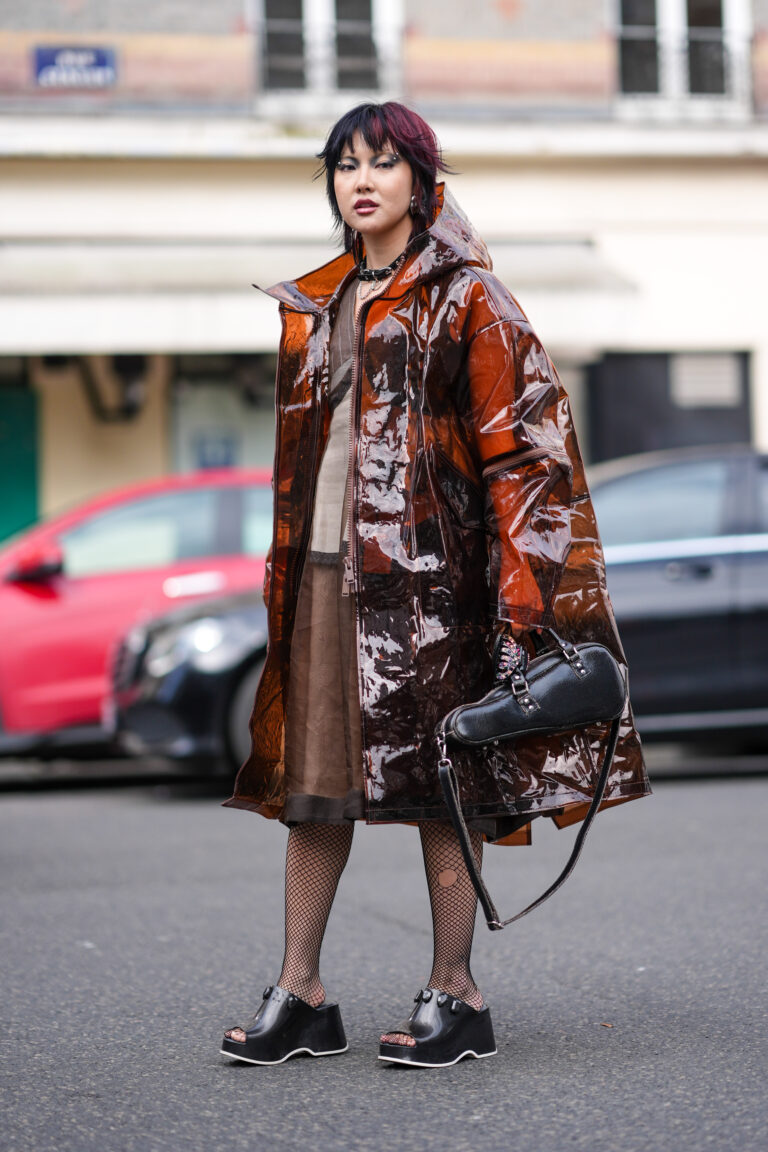 capa de chuva estilosa e outros acessórios de moda para os dias chuvosos