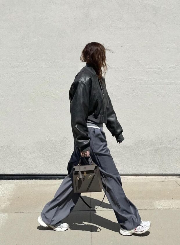 looks com tênis branco além do combo jeans e camiseta