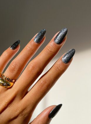 unhas pretas com glitter