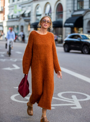 como usar a tendência das clogs de madeira