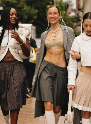 looks com saia plissada