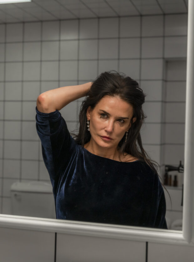 Demi Moore se olha no espelho em cena de A substância
