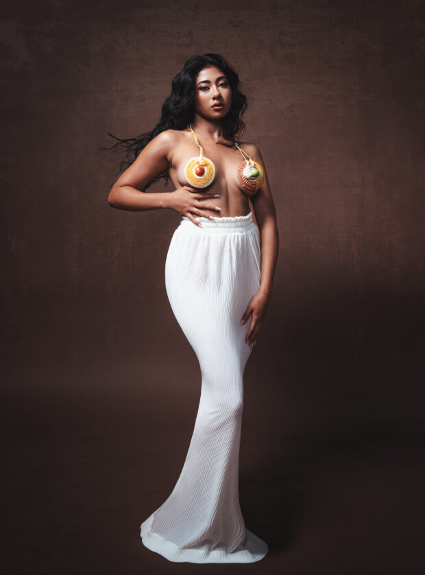 Zaynara posando para a câmera