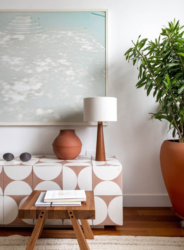 decorar um aparador banco com ladrilhos