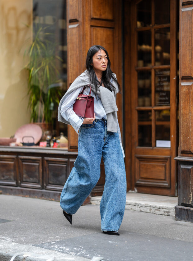 suéter sobre os ombros nos looks de inverno