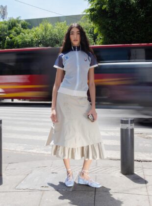 sapatilha corset: sapato tendência traz entrelaçado sobre o peito do pé