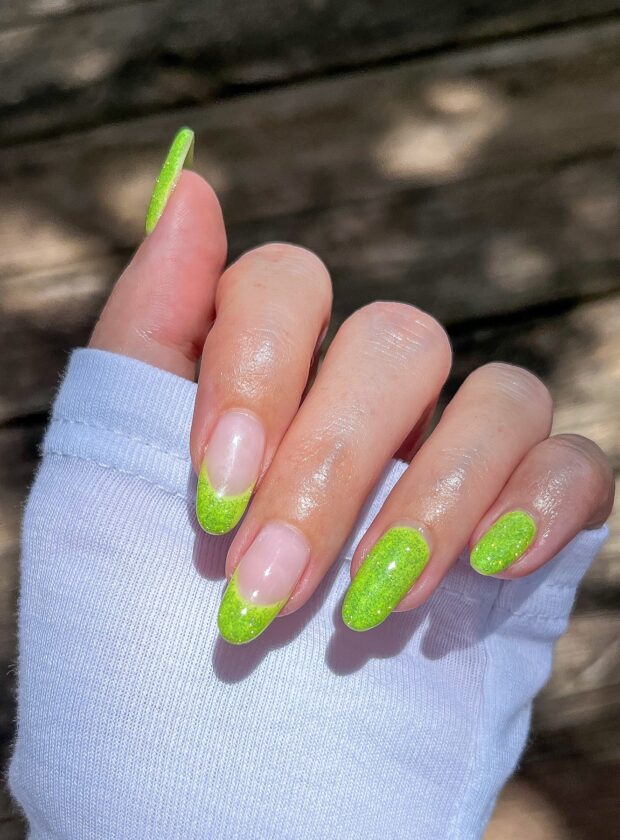 Unhas verdes e decoradas