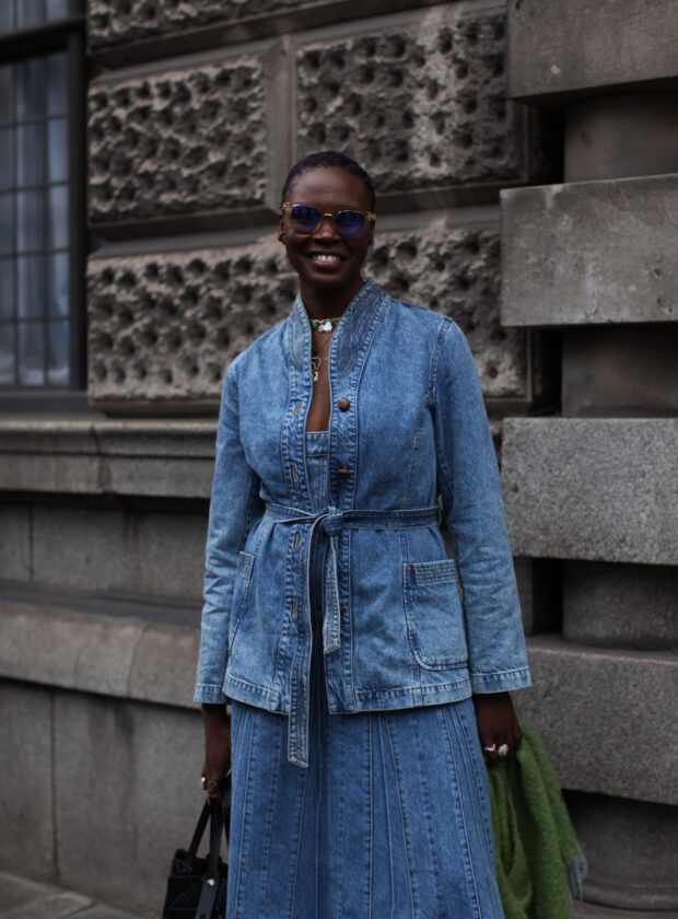 looks com jaqueta jeans pra usar no trabalho