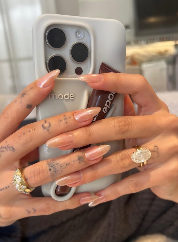 unhas almond delicadas