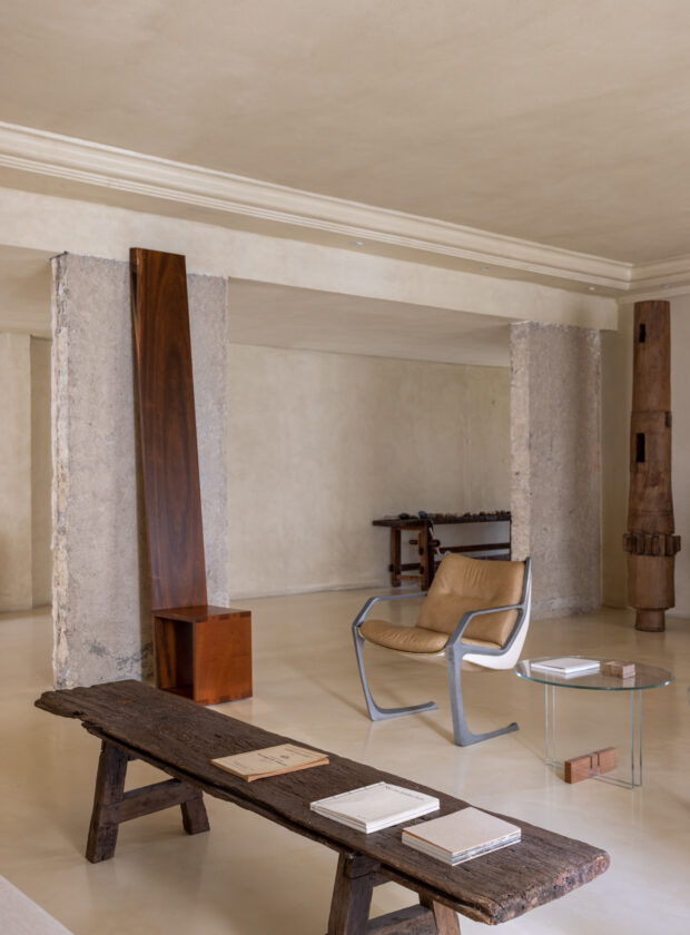 Arquiteta Mariana Schmidt abre apartamento com peças de designers e artistas que admira.