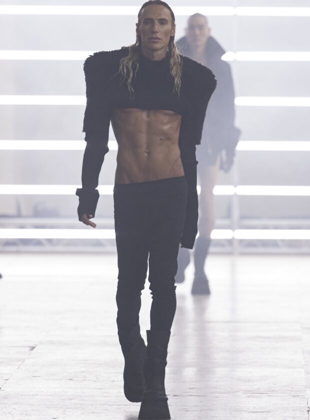 Modelo na passarela do desfile masculino de inverno 2025 de Rick Owens.