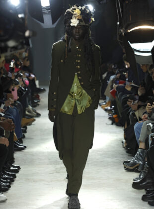 Para a Comme des Garçons Homme Plus, soldados se confundem com bobos da corte e devem colocar mais flores na cabeça.  