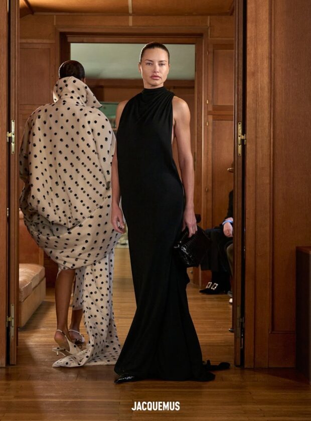 Adriana Lima com vestido preto longo na passarela do inverno 2025 da Jacquemus.