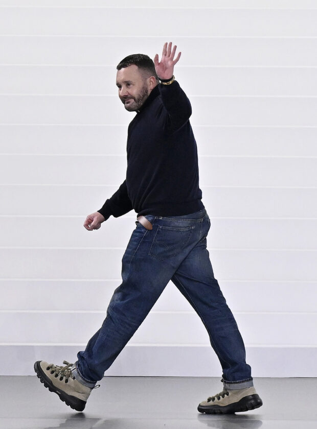 O estilista Kim Jones, ao final do seu último desfile como diretor criativo da linha masculina da Dior, a Dior Men.