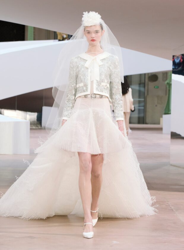 Modelo desfila coleção de alta-costura de verão 2025 da Chanel.