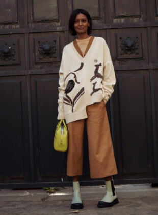Street Style - Paris Fashion Week - Womenswear Spring/Summer 2023 : Day Five