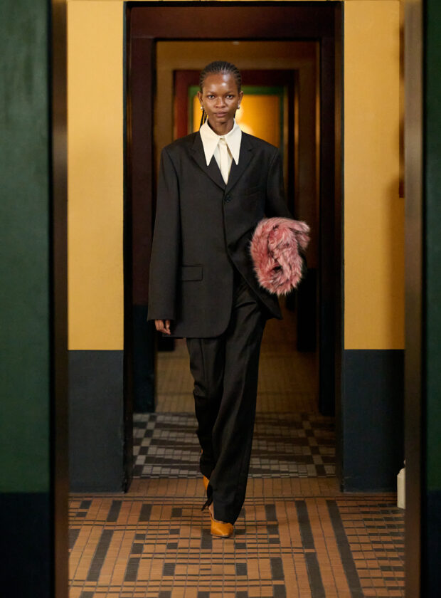 Durante a semana de moda de Copenhagen, modelo desfila coleção de inverno 2025 da CMMN SWDN.