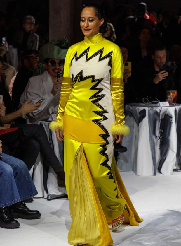 Tracee Ellis Ross na passarela da Marni usando vestido amarelo da coleção de inverno 2025 da marca italiana.