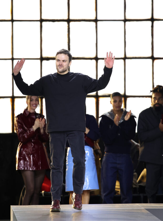 Sabato de Sarno ao fim de um desfile da Gucci.