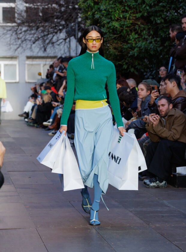 Modelo desfila coleção de inverno 2025 da Sunnei na semana de moda de Milão.