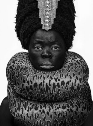 Xiniwe at Cassilhaus North Carolina 2016. Da serie Somnyama Ngonyama I de Zanele Muholi