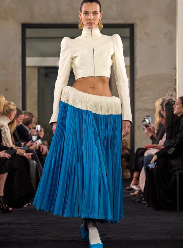 Modelo na passarela do desfile de verão 2025 da Alaïa, durante a semana de moda de Paris.