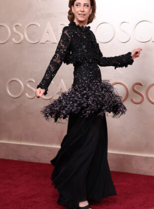Fernanda Torres no tapete vermelho do Oscar 2025 vestindo Chanel