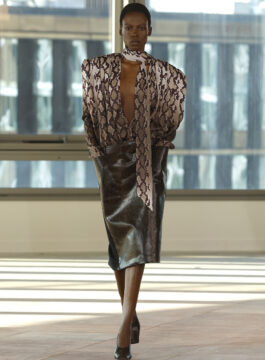 ⑦Hermès Effondées d'un jour スカーフ GettyImages-2203457650-265x360.jpg