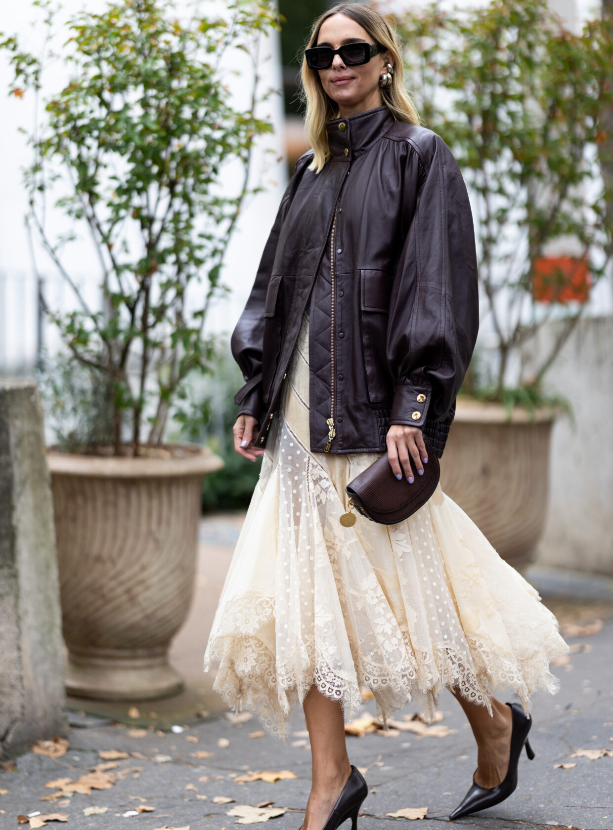 6 provas de que o vestido de renda mídi será destaque nesta temporada como usar vestido de renda mídi nesta temporada
