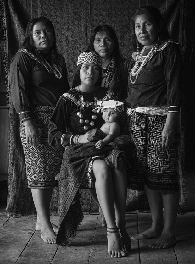 David Diaz Gonzales Mujeres shipibas rodean auna mama con bebe en brazos serie Retratos de mi Sangre 2020 David Diaz Gonzales