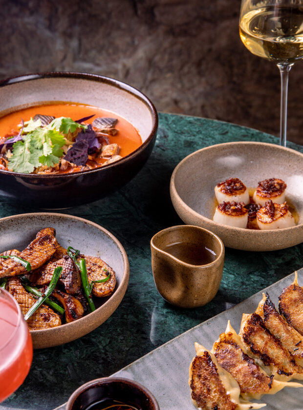 restaurantes que abrem as segundas Elena Curry VermelhoCogumelos EringiGyoza de Porco Vieira Grelhada Credito Tomas Rangel