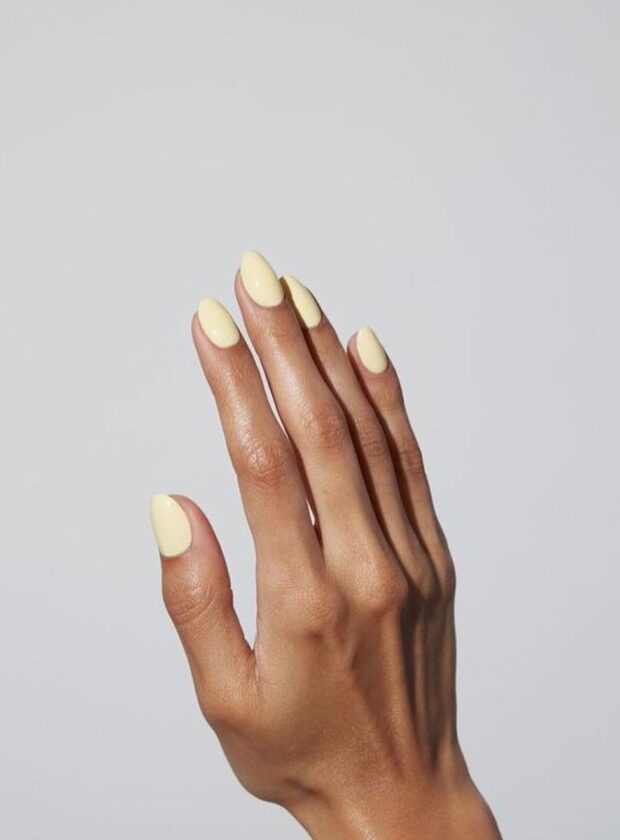 5 cores de unha do momento inspiradas em comidas: amarelo-manteiga