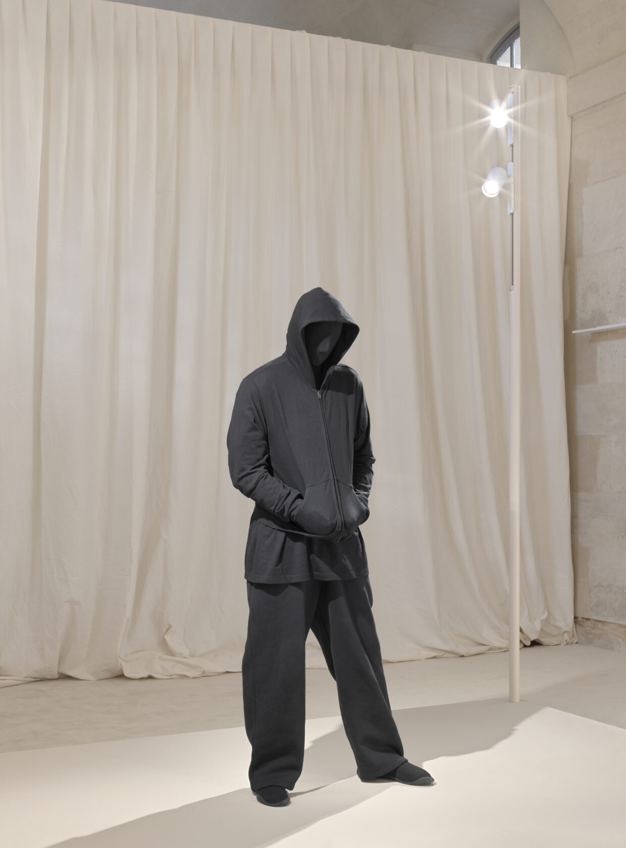Década de Demna à frente da Balenciaga ganha mostra em Paris Recorte da mostra que marca a despedida de Demna da Balenciaga