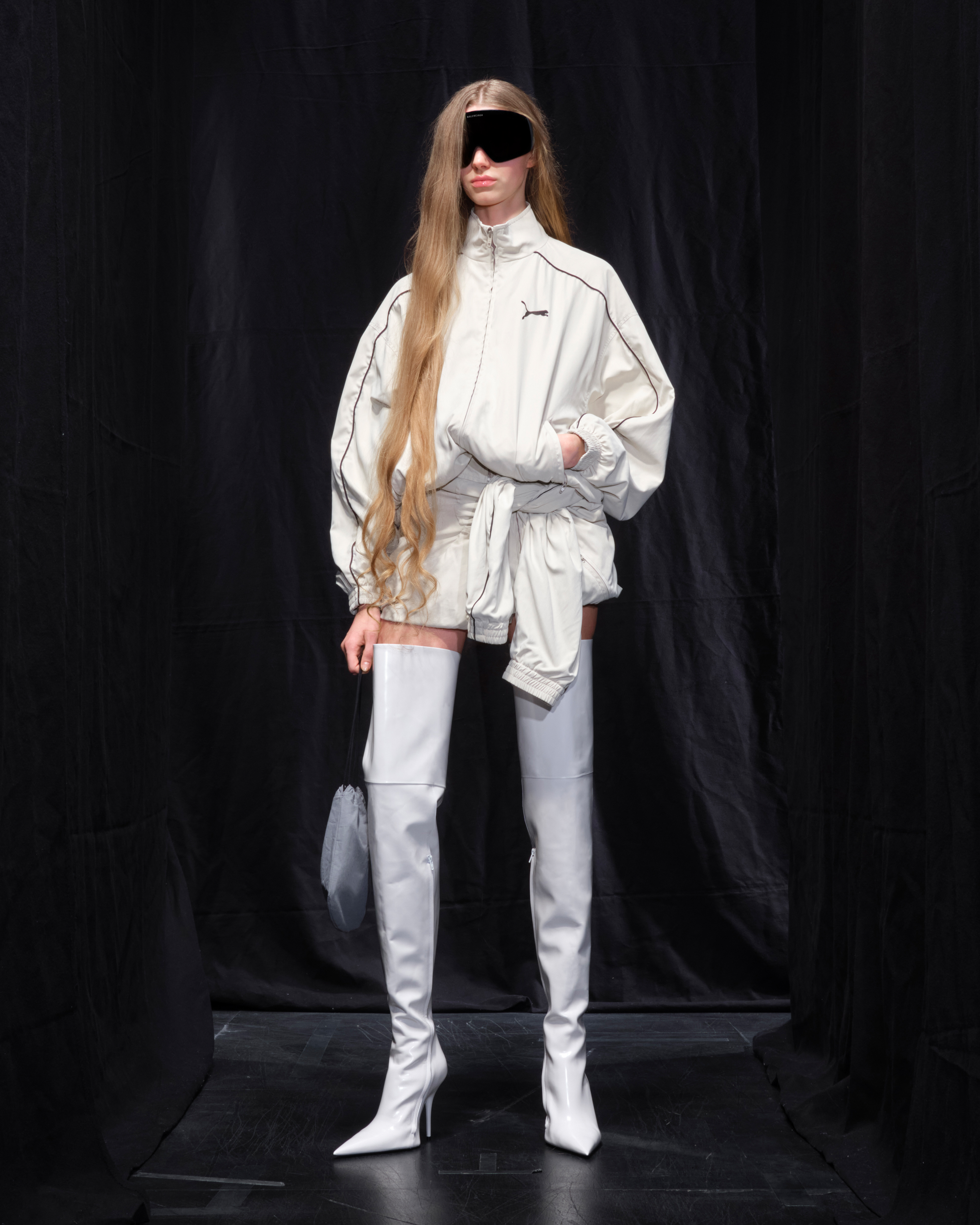 Colaboração entre Balenciaga e Puma chega às lojas - ELLE Brasil