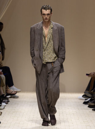 Modelo desfila look da coleção de verão 2026 da Emporio Armani durante a semana de moda de Milão.