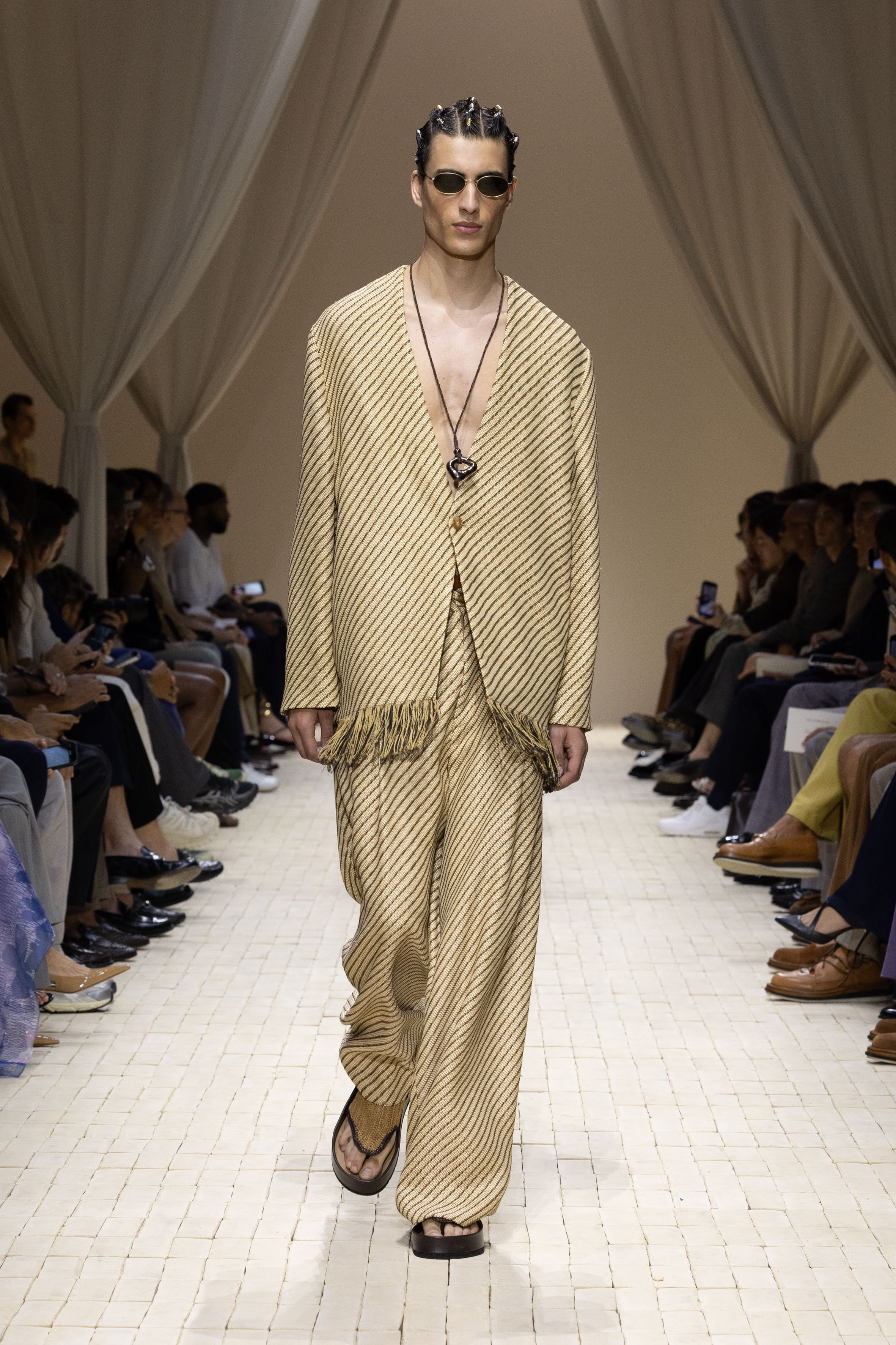 Modelo desfila look da coleção de verão 2026 da Emporio Armani durante a semana de moda de Milão. 