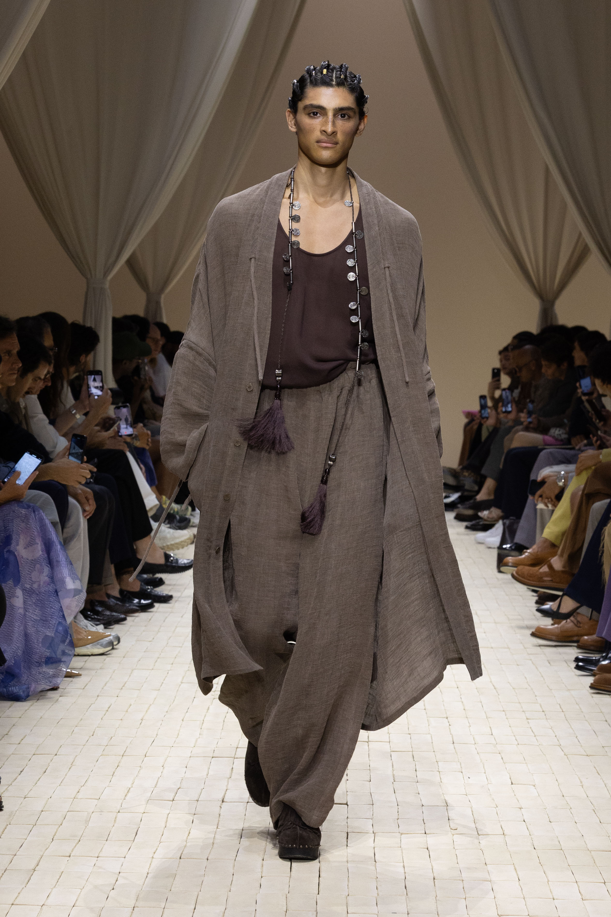 Modelo desfila look da coleção de verão 2026 da Emporio Armani durante a semana de moda de Milão. 